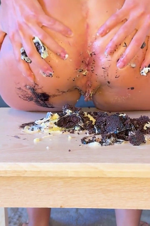 Meu primeiro bolo esmagando com minha bunda