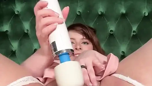 Bagi mereka yang ingin melihat seperti apa bentuknya ketika aku muncrat, tapi enak dan dekat