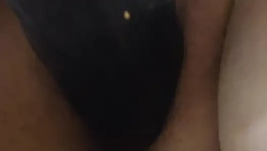 Aku lagi asik muasin memek dan dildonya pakai hitungan mundur!