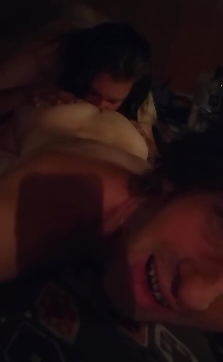 Dando-me um relógio oral de cuidado na porta dos fundos enquanto meu namorado transmasc come meu cu