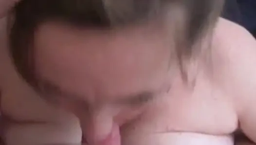 Esmer kadın ıslak sakso çekiyor