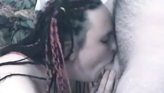 Vollbusige tätowierte bBW reitet schwanz und wird dann vollgespritzt