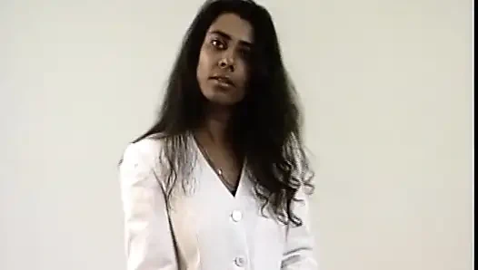 Cewek semok kulit hitam asal jerman berpose di ruangan casting