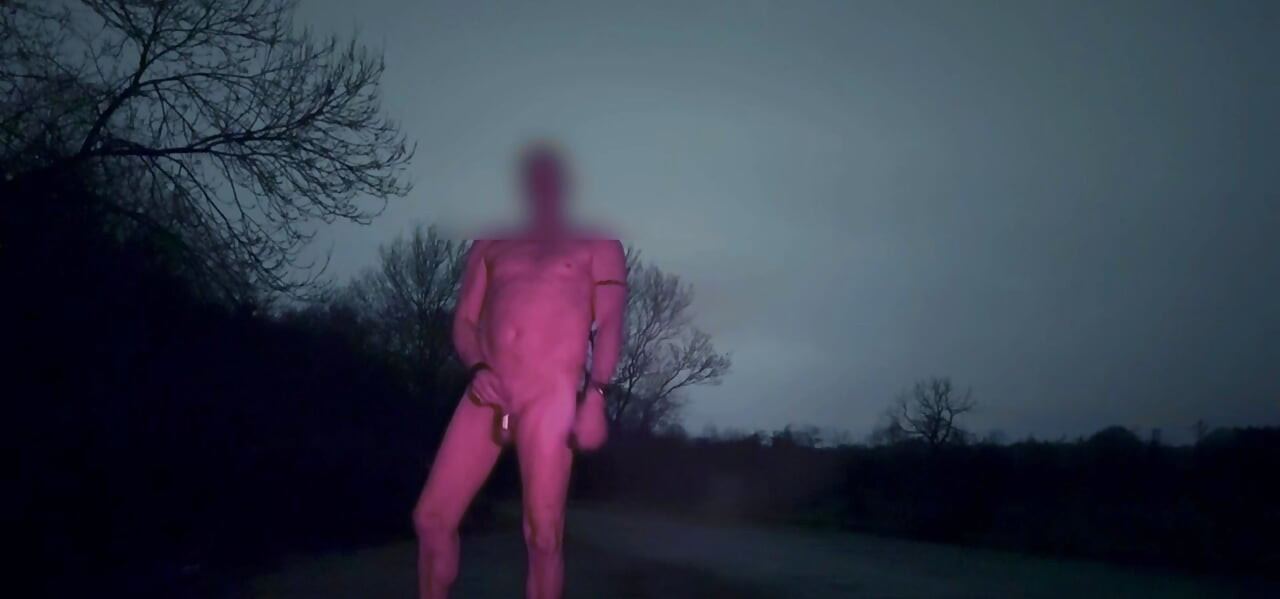 2 yerde yalınayak mastürbasyon yapıyor ve twerk yapıyor