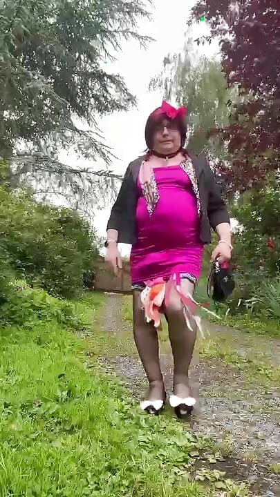 Klædt i en lille fuchsiakjole til en aften