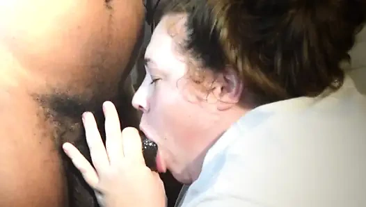 Kalın götlü üvey kız kardeş pembe yarak emen dudaklarıyla bana ıslak sakso çekiyor