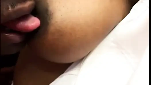 Güzel memeli zenci sürtük amcığını tıraş ettikten sonra kanepede siyah bir yarağı emiyor ve sikiyor