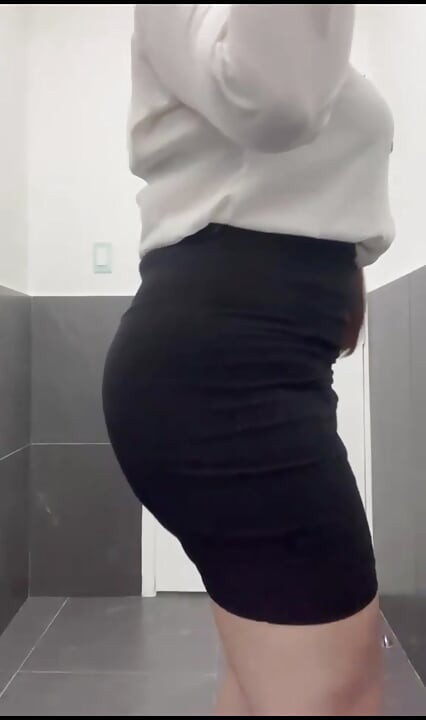 치마를 입은 멕시코 거유 라틴계 비서가 모든 옷을 벗고 카메라 앞에서 엉덩이 전체를 벌리는 것을 보여줍니다.