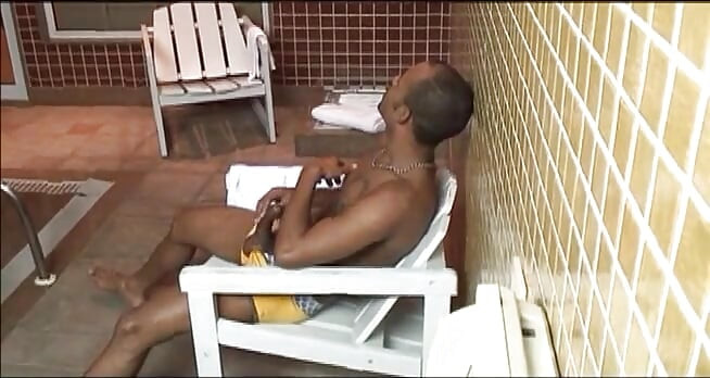É muito quente para uma transsexual no chuveiro!