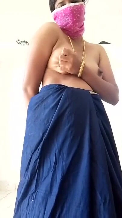 Iconic moment from "Tamil wife Swetha blouse less saree show"