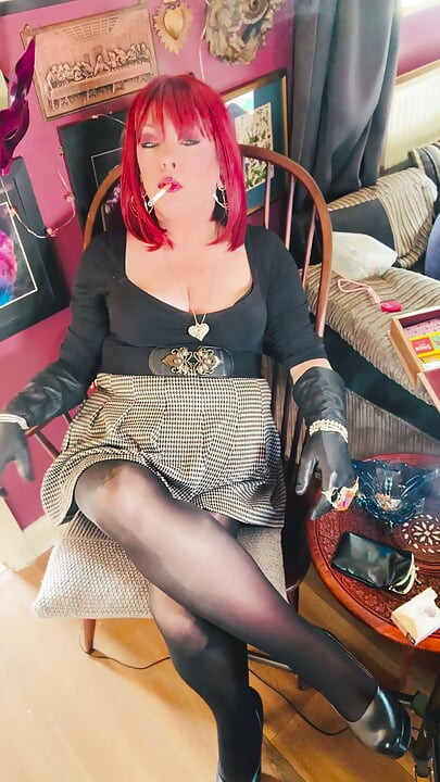 A Naughty secretary Tina Snua Dons Leathe Gloves, Jewellery & Chain Smokes 2 Cigarettes - Smoking Pantyhose