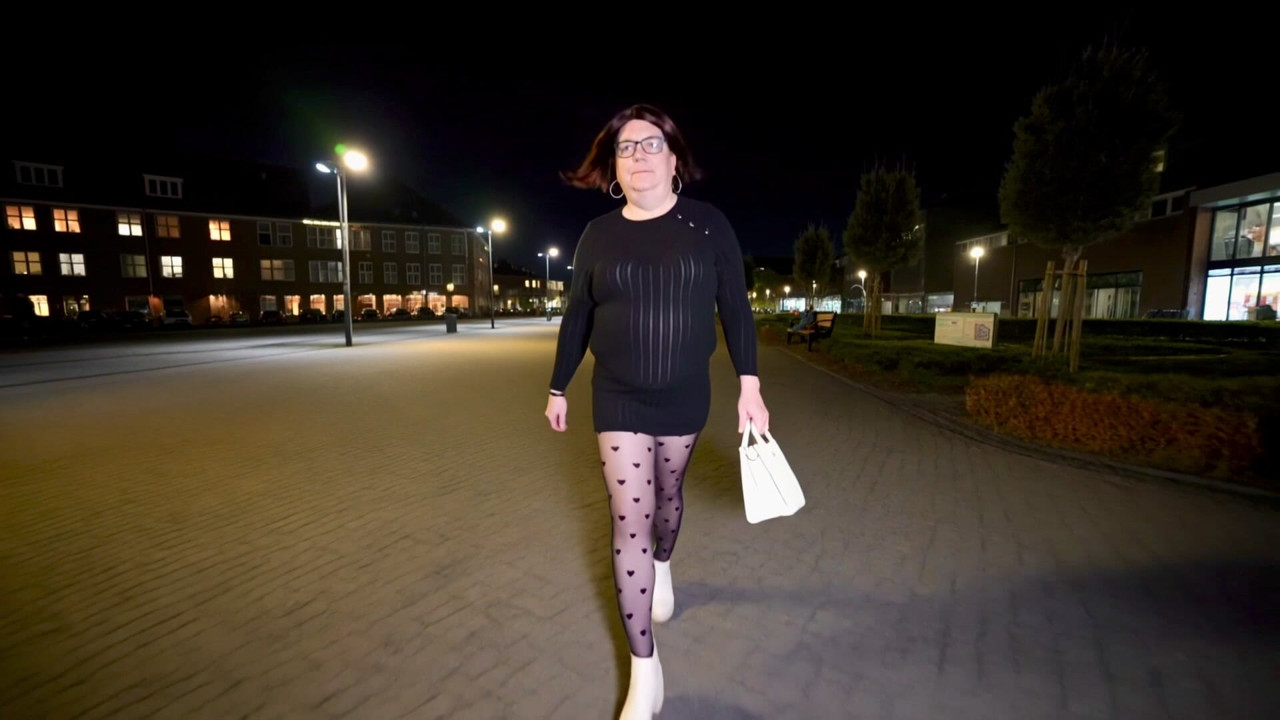 Nicki-Crossdress - Na nocny spacer w seksownych pończochach