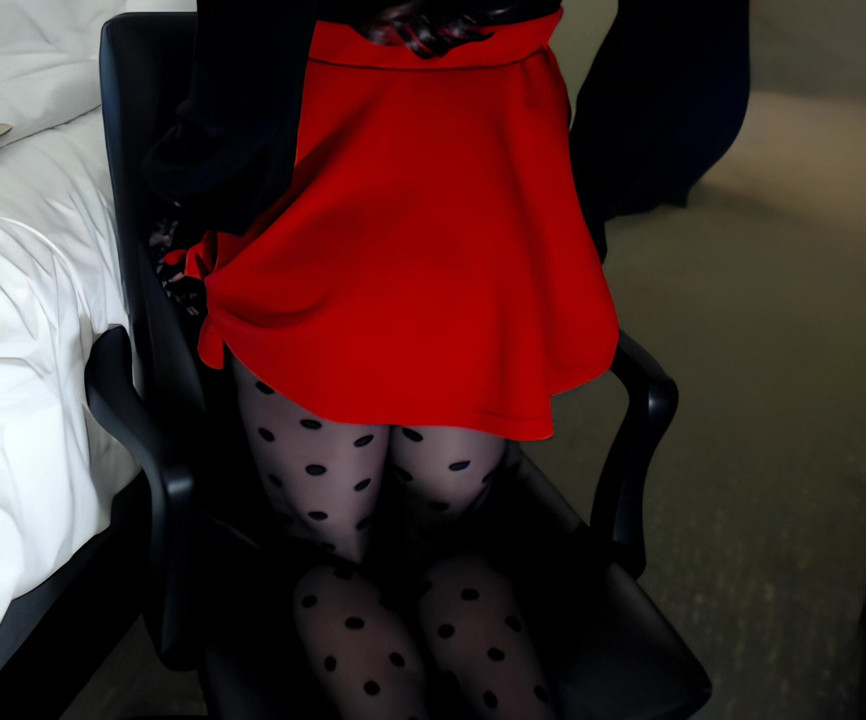 Showing booty in sexy pantyhose and thong