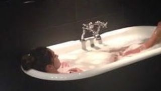 Nikki bella short vine en la bañera