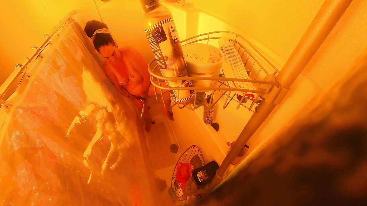 Stiefzoon betrapt me onder de douche