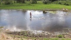 Mandi telanjang di sungai derzha - kejutan gubuk gubuk