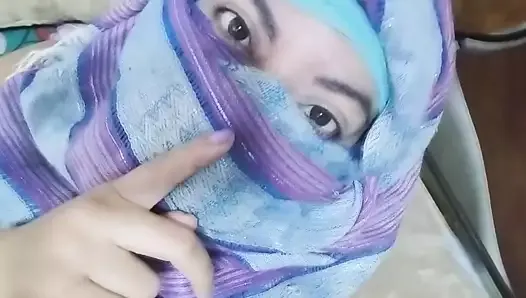 Real mamá árabe caliente en hijab se masturba su coño musulmán chorreando en la webcam - chorro de orgasmo
