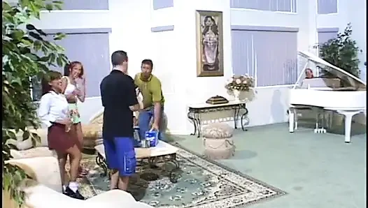 Randy yarak emiyor kızlar grup sekste 2 adam tarafından sikiliyor ve sonra boşalıyor