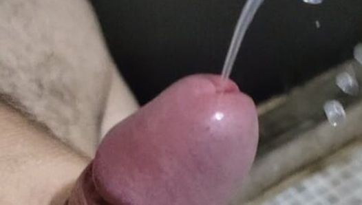 Мексиканский паренек мастурбирует свой член, чтобы вытащить все молоко