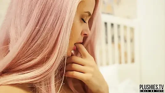Utangaç pembe saçlı öğrenci doldurulmuş oyuncakla çıplak dans yapıyor