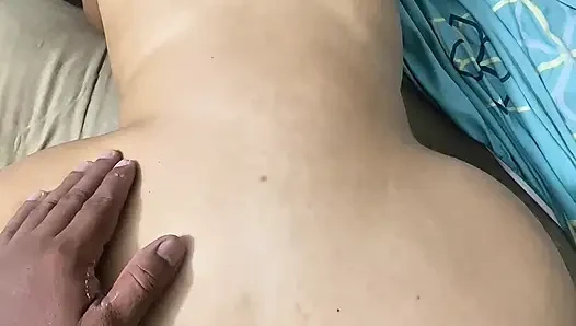 Толстая мачеха спит со своим пасыном, когда папы нет дома.