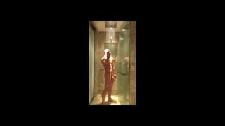 Stallone sexy sotto la doccia