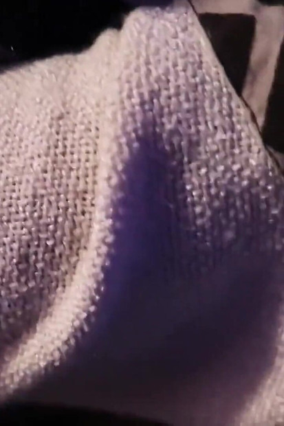 パパはあなたがオナニーしているのを見て、あなたが激しくイキまくるまで犯しました!