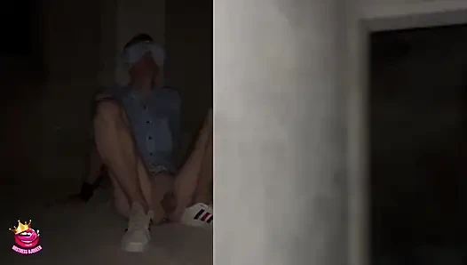 Dibiarkan sendirian ditutup matanya sambil bugil dan diekspos