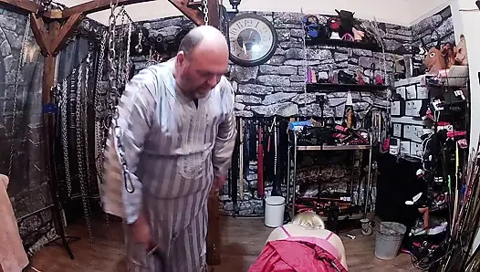 Teil 3:- Domina satana und Lanista tragen halsband für ihre versaute hure