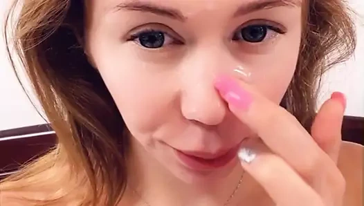 Nacktes schätzchen wachte mit schwanz in der muschi auf und bekam morgen sperma auf süßes gesicht (POV)