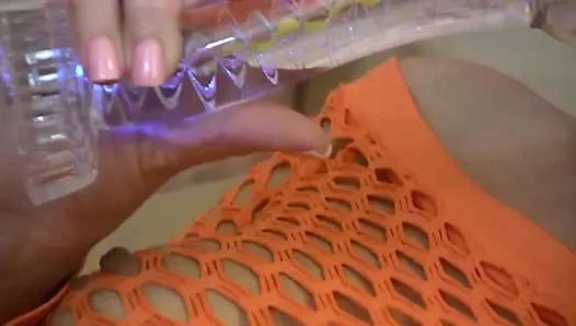 Gadis remaja hot dengan stoking jala lagi asis mainin vibratornya