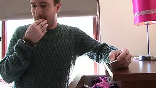 Падчерицу трахнул ее отчим на диване