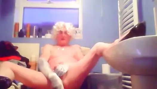 Kadın kılıklı karen götten ağza dildoyla