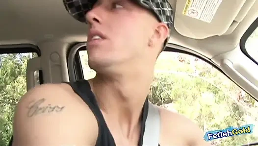 Азиатская крошка со неприятностями в машине получает помощь и трахается с большим белым членом