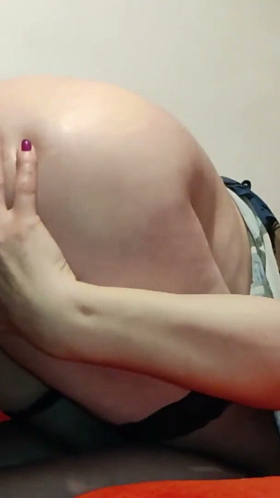Mature Mom is hungry for anal | Clip 1