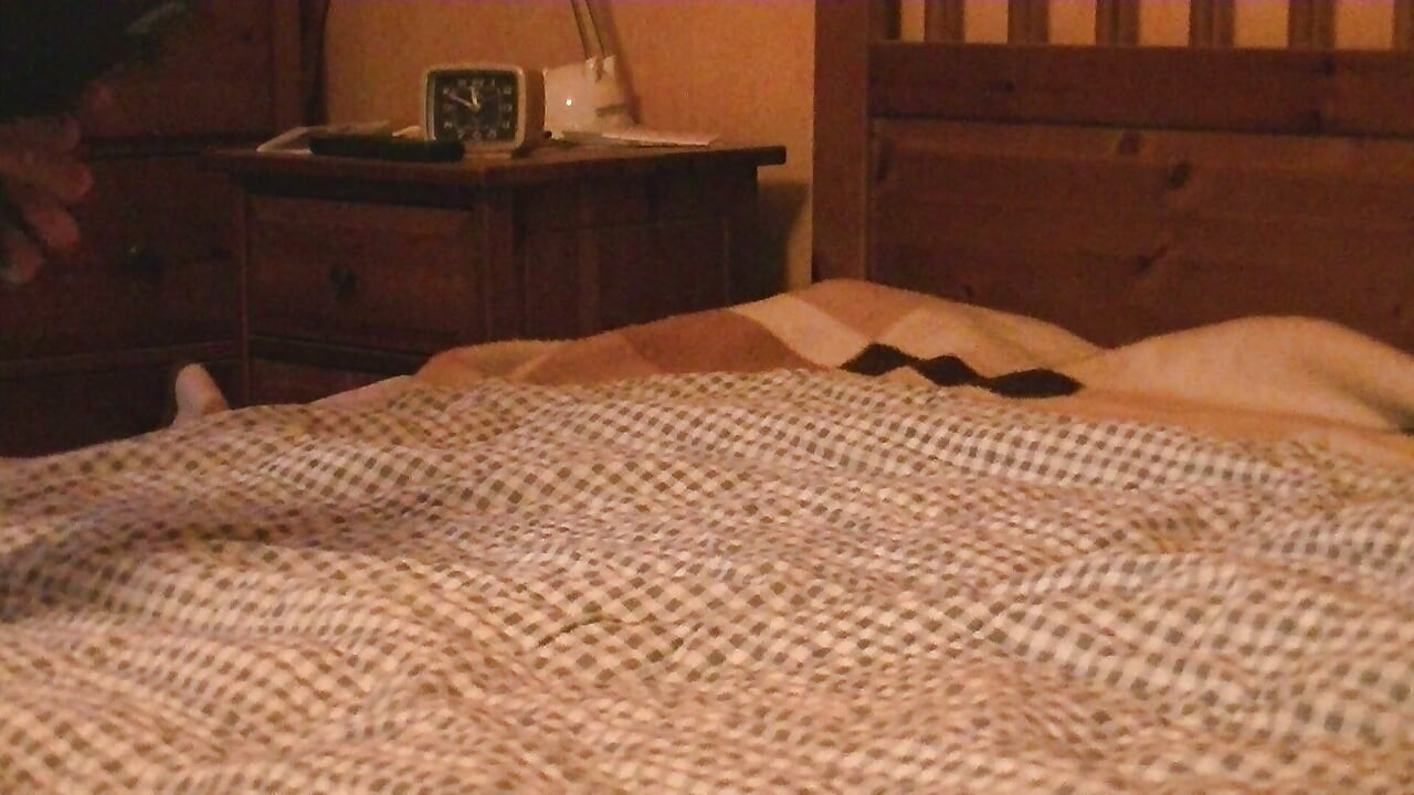 裸のベッドでの腰交