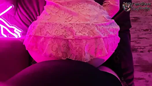 Romantik, yavaş tutkulu seksten, gerçek bir sanatsal çiftin pembe neon ışıkta yoğun coşkusuna kadar