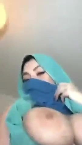 Hijab zeigt titten