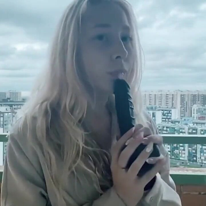 प्रवेश द्वार में हैण्डजॉब।