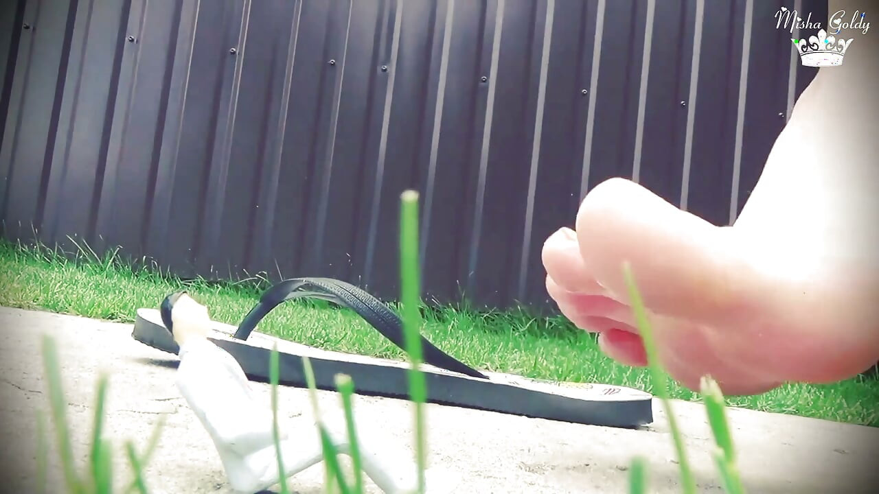 Misha détruit un petit jouet par son cul, entre des seins énormes, dans la bouche, sous des tongs et des pieds