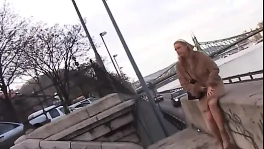 Bu Güzel Büyük Memeli Kız Sokakta Mastürbasyon Yapıyor Ve Evde Sakso Çekiyor