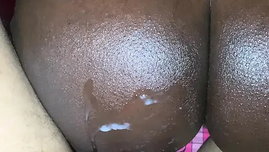 Чернокожая девушка любит сосать ее королю