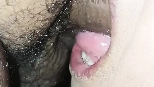 Penisini boğazından çıkarmadan emdi, sadece tamamen yumuşakken durdu.