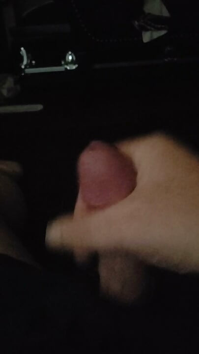 Viejo gordo en gloryhole masturbándose en solitario