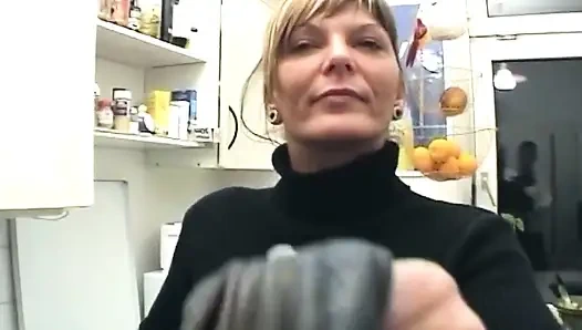 Зрелая блондинка мастурбирует дилдо мокрую киску до оргазма со сжиманием