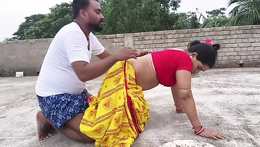 Schöne indische dorf-tante, heiße romantik Große möpse drücken und muschi ficken auf dem dach