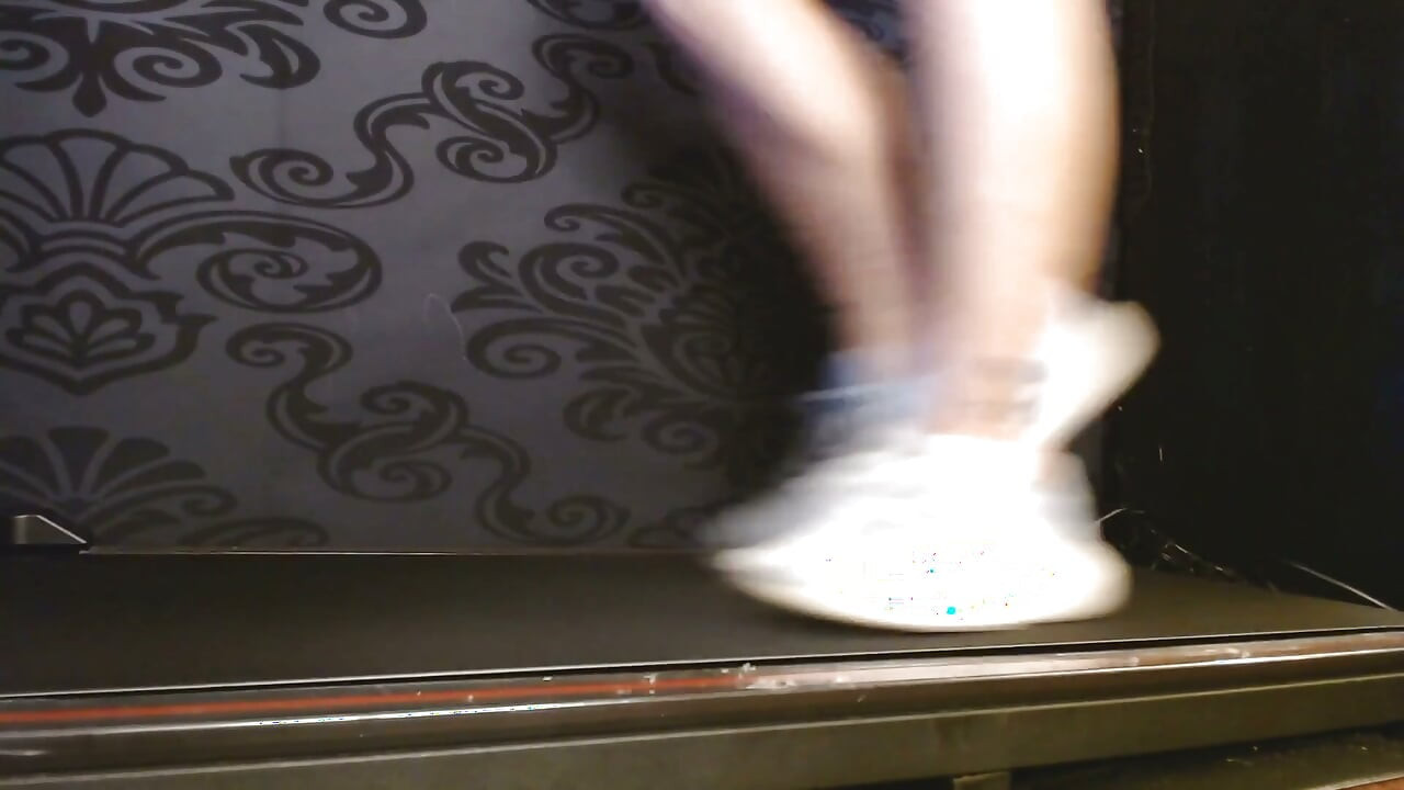 藍色愛迪達運動鞋行走