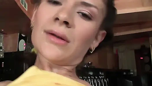 Девушки с большими игрушками сцена-2_Slim брюнетка с маленькими сиськами любой наслаждается большим членом