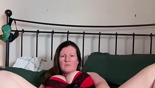 schöne dame in rot, reine weiße haut, perfekte cameltoe-muschi genießt etwas zu hause allein