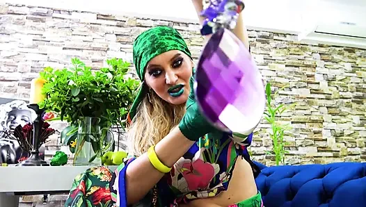 Kiss Poison Ivy'nin yeşil dudaklarını öp